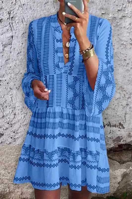Vestido de manga acampanada con estampado de cuello alto