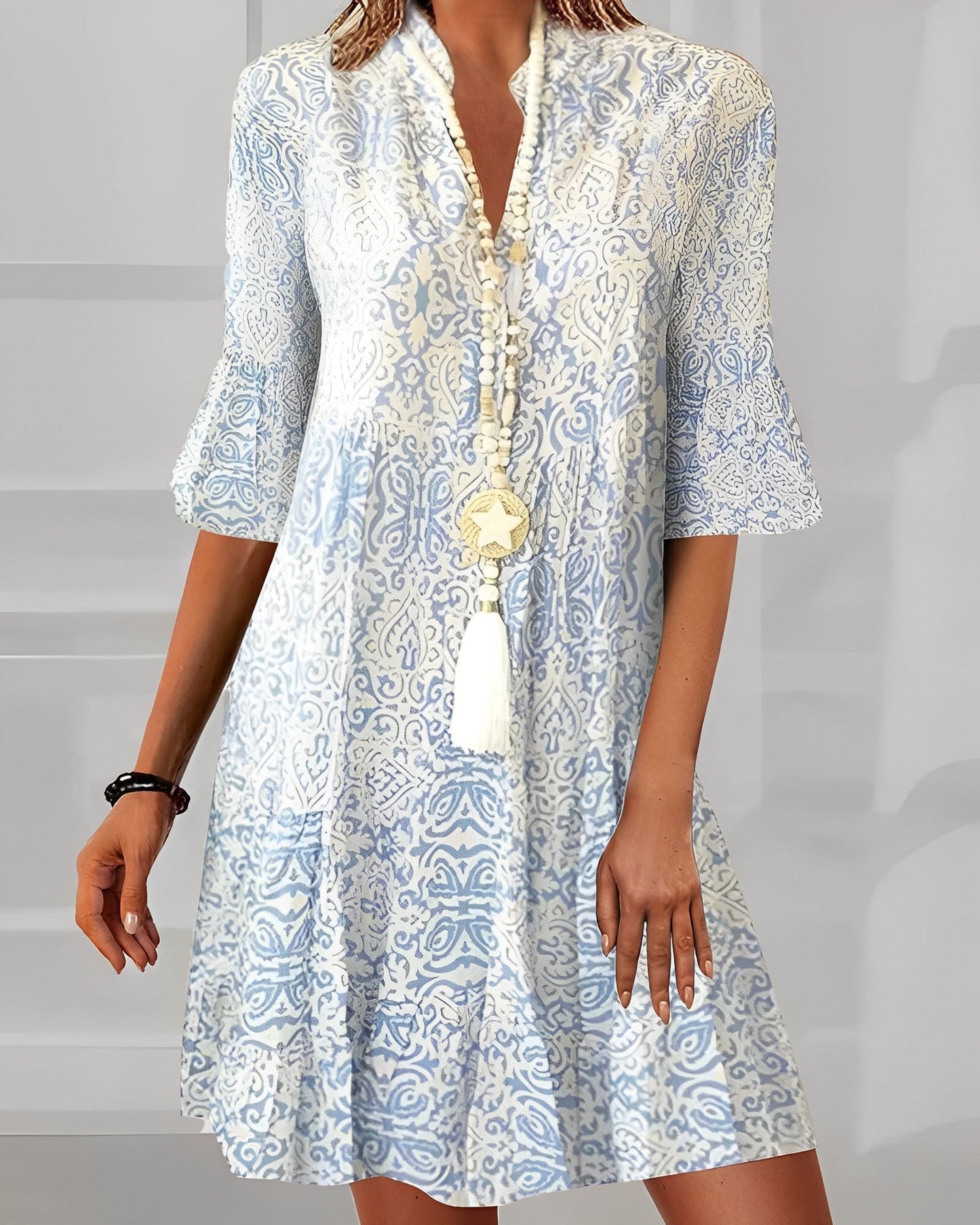 Elegante vestido de mujer con estampado estilo boho