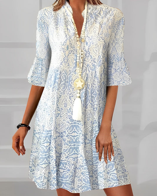 Elegante vestido de mujer con estampado estilo boho