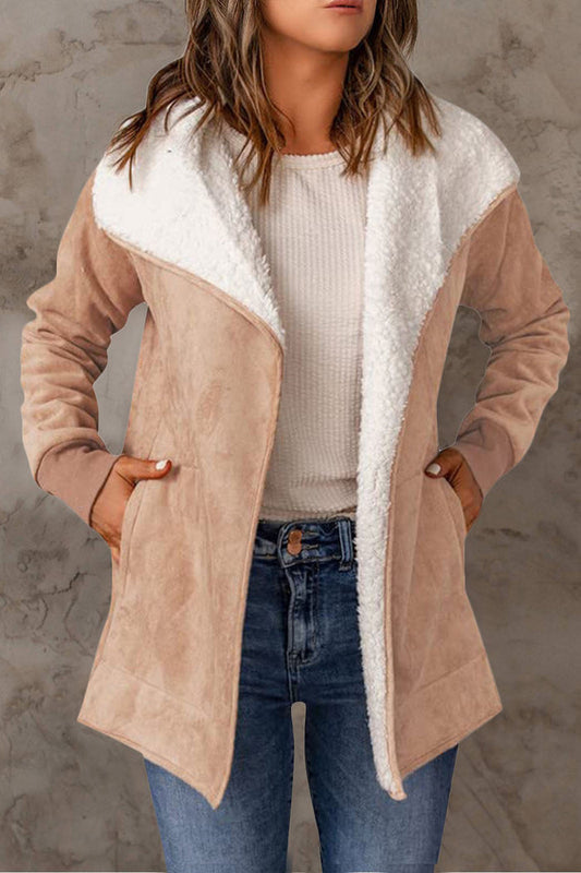 Elegante chaqueta de plumón de manga larga y corte estilizado
