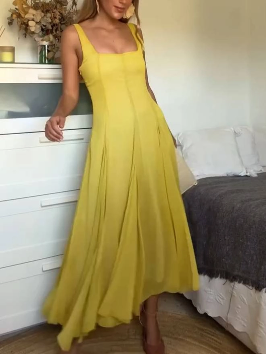 Elegante vestido largo con escote cuadrado y tirantes espagueti, ideal para días informales