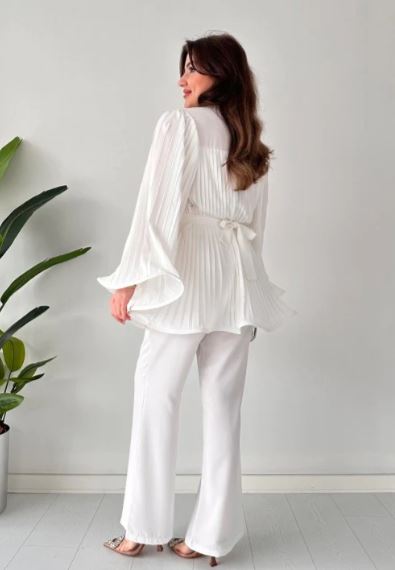 Top y pantalón con pliegues y forma acampanada