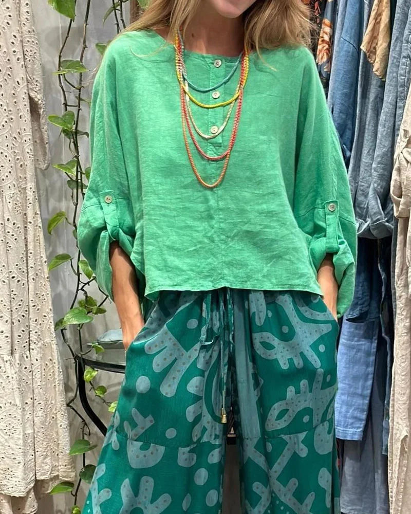 Conjunto de dos piezas compuesto por un top casual y un pantalón con estampado