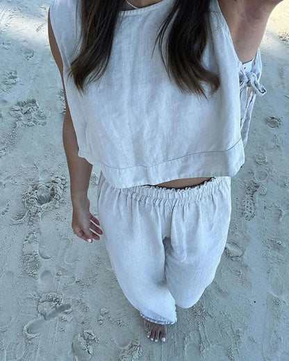 Conjunto de dos piezas compuesto por chaleco y pantalón con cordón