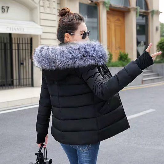 Chaqueta con capucha y forro de piel
