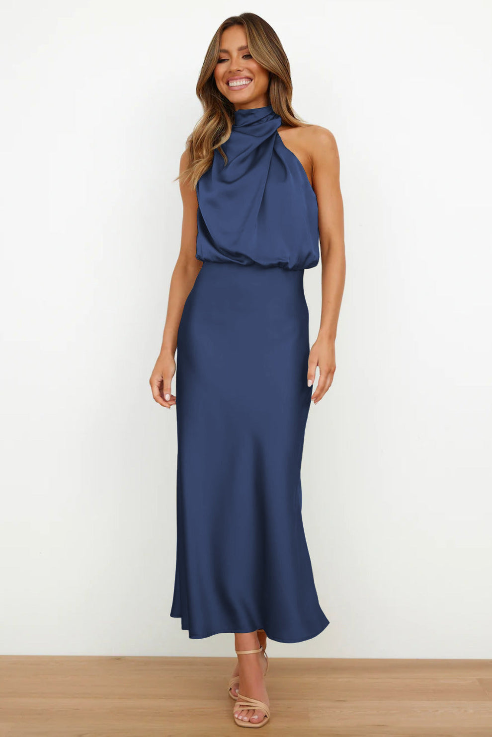 Elegante vestido largo con escote asimétrico y diseño refinado