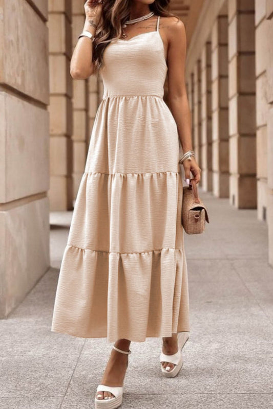 Vestido con múltiples capas y tirantes cruzados