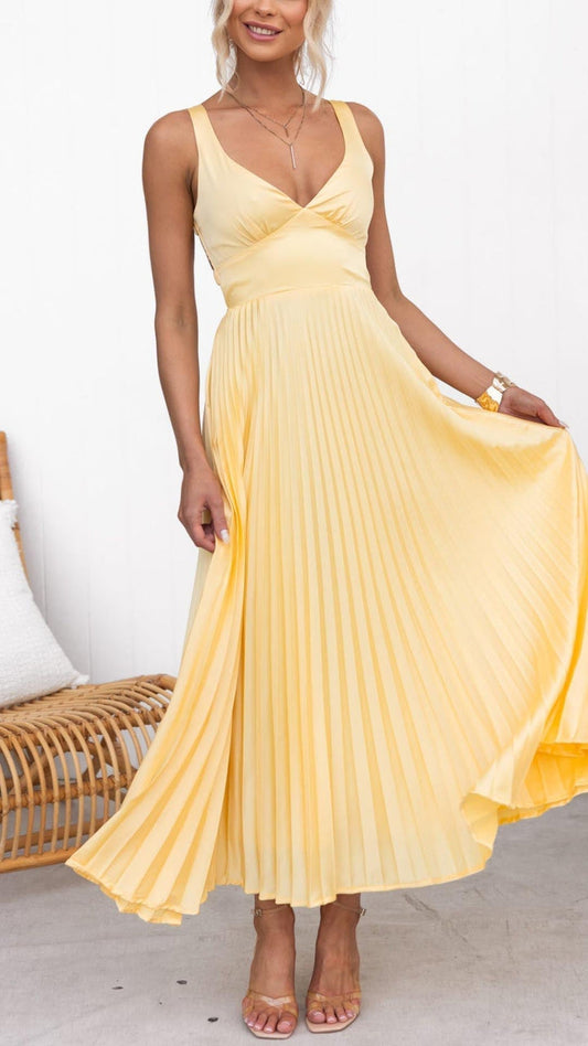 Vestido largo plisado con espalda abierta y tirantes finos