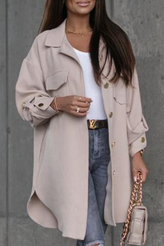 Chaqueta con bolsillos de parche y cuello abatible para un confort elegante