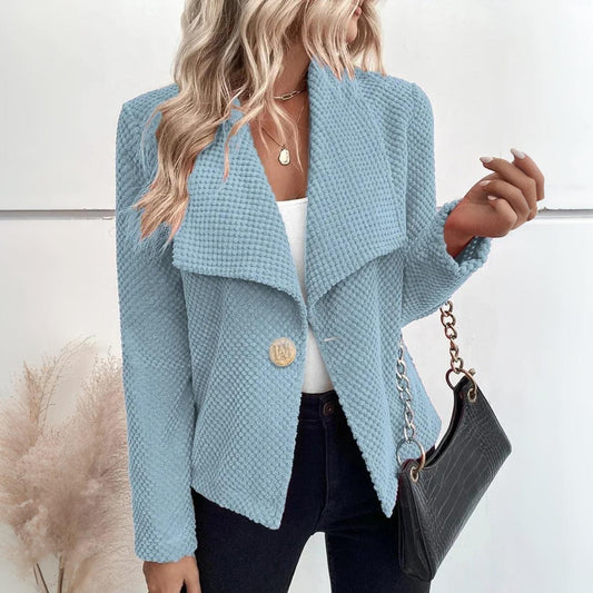 La perfección de la sencillez: una chaqueta lisa para el día a día
