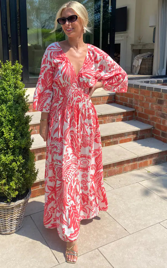Vestido largo con escote en V y estampado floral en azul y blanco