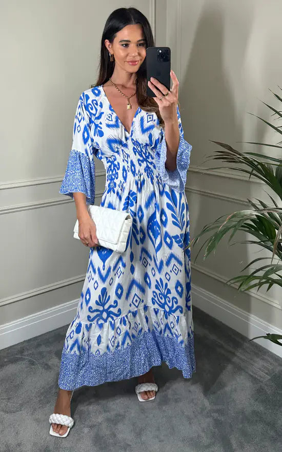 Vestido largo con escote en V y estampado floral en azul y blanco