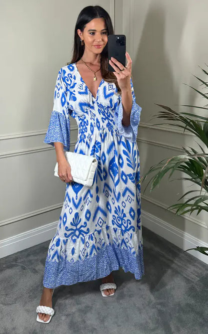 Vestido largo con escote en V y estampado floral en azul y blanco