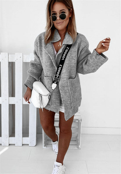 Chaqueta de punto grueso con cuello acogedor para niñas activas