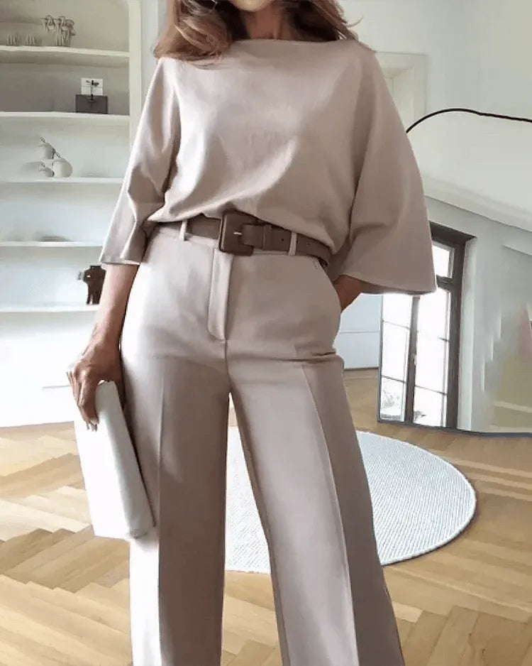 Elegante pantalón sastre con elegante blusa