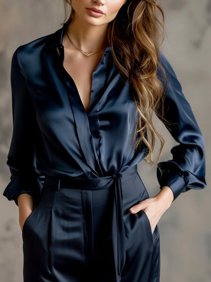 Elegante blusa de satén negro con mangas largas