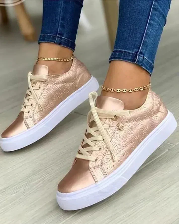 Zapatillas chic con detalles dorados