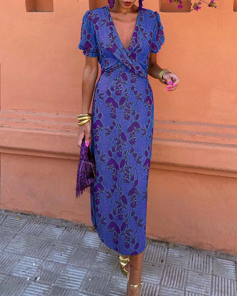 Vestido midi con estampado floral y escote en V, ideal para cualquier ocasión.