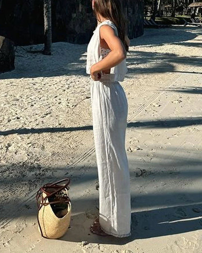 Conjunto de dos piezas compuesto por chaleco y pantalón con cordón