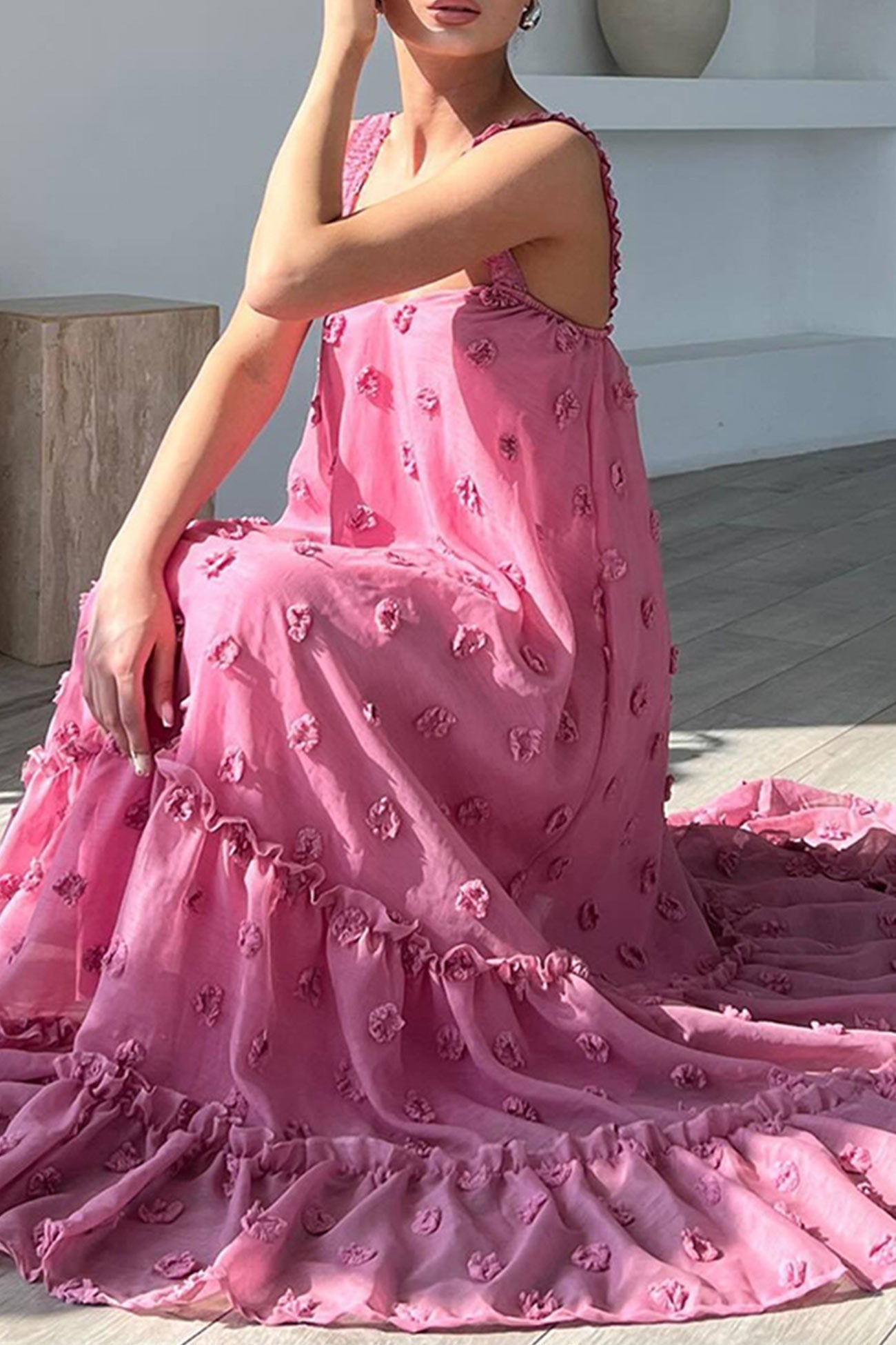 Vestido floral con múltiples capas y dobladillo ancho