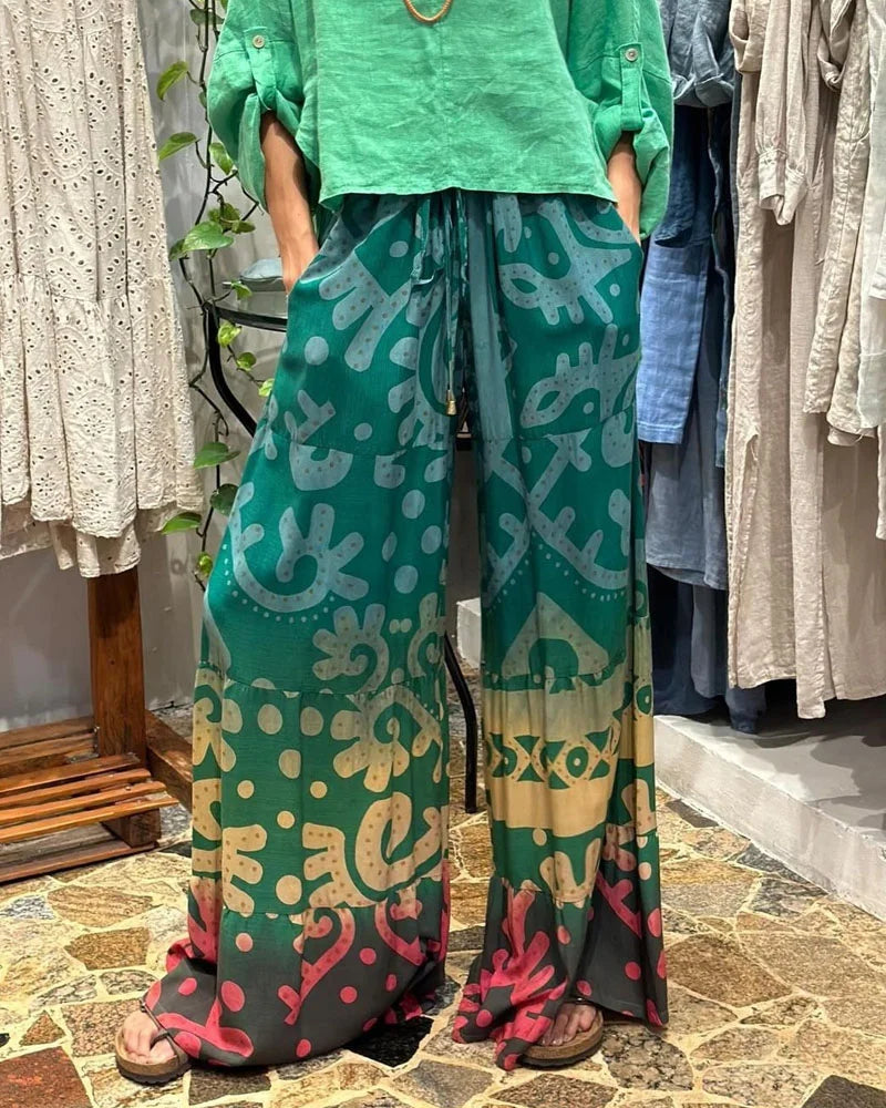 Conjunto de dos piezas compuesto por un top casual y un pantalón con estampado