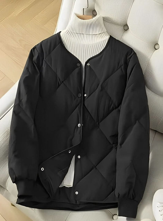 Chaqueta puffer negra con un moderno estampado acolchado para mujer