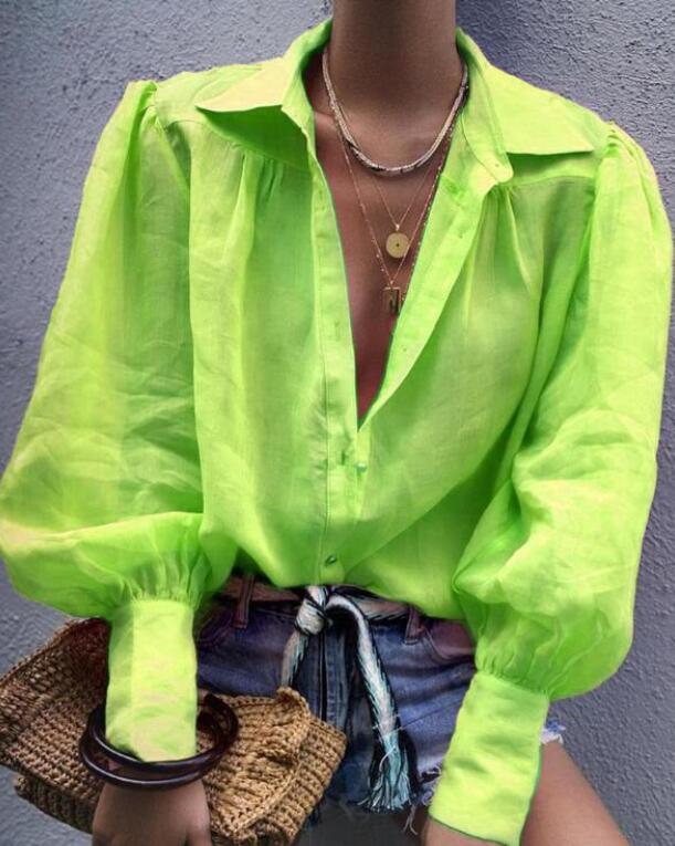 Blusa laónica con escote profundo: la combinación perfecta de comodidad y estilo