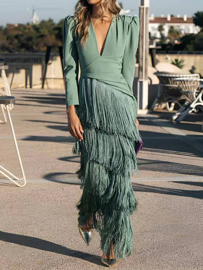 Vestido largo con mangas largas, cuello en V y volante en el bajo