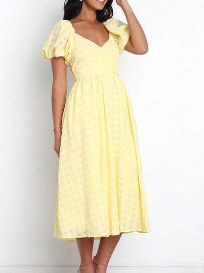 Vestidos con falda de color pastel, escote cuadrado y costura de separación de moda