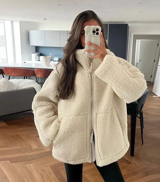 Cómoda chaqueta con cremallera y cuello alto