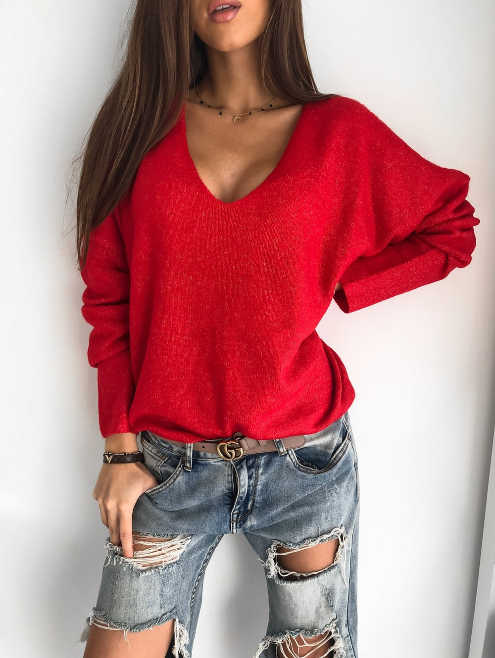 Un elegante jersey de mujer con un profundo escote en pico y manga larga es una opción ideal para el día a día.
