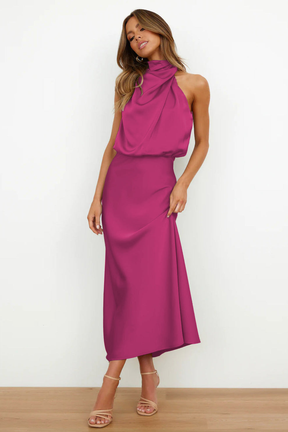 Elegante vestido largo con escote asimétrico y diseño refinado