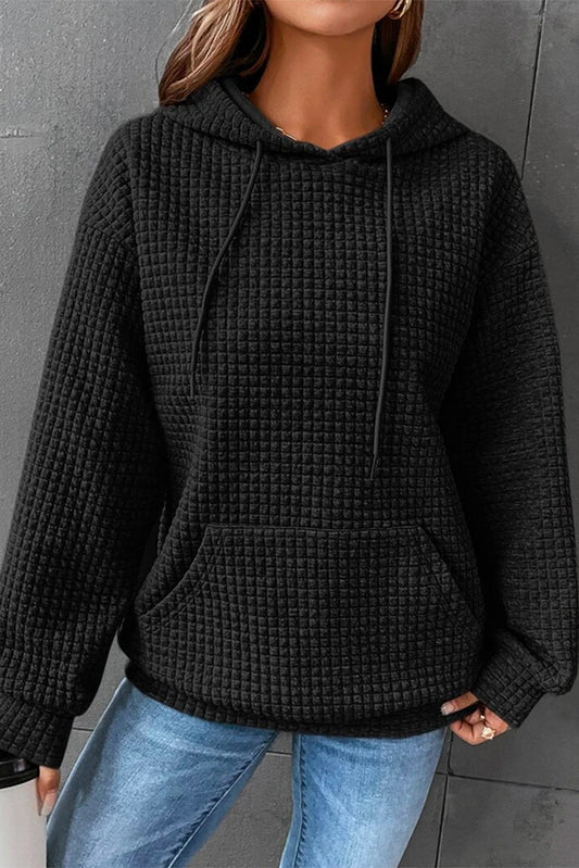 Elegante sudadera negra con capucha, diseño acolchado y bolsillo canguro