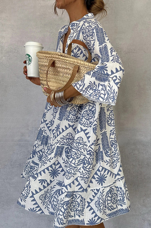 Minivestido estampado con escote en V y mangas de campana
