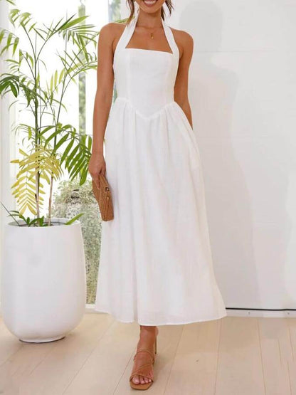 Vestido medio largo negro con medio cuello y modelo entallado