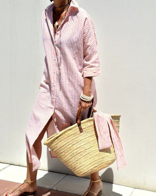 Vestido camisero a rayas con mangas largas y un estilo moderno