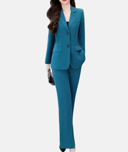 Elegante traje pantalón con americana entallada