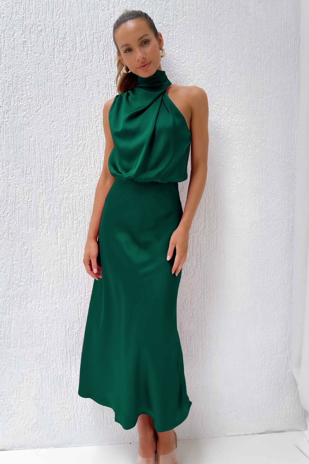 Elegante vestido largo con escote asimétrico y diseño refinado
