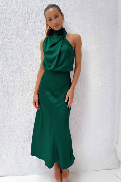 Elegante vestido largo con escote asimétrico y diseño refinado
