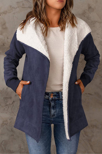 Elegante chaqueta de plumón de manga larga y corte estilizado