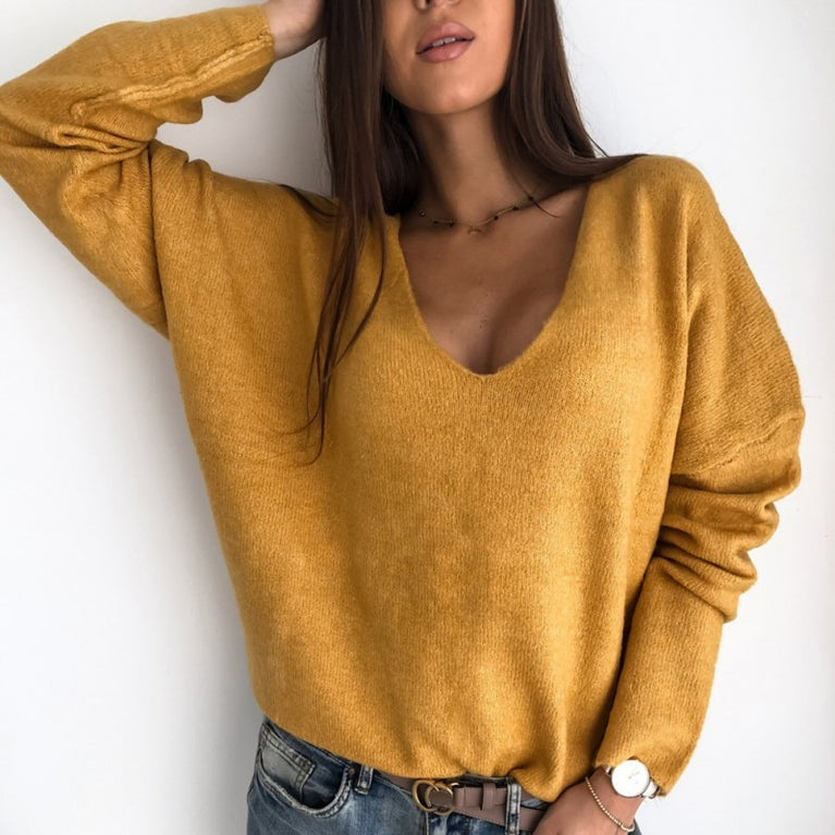 Un elegante jersey de mujer con un profundo escote en pico y manga larga es una opción ideal para el día a día.