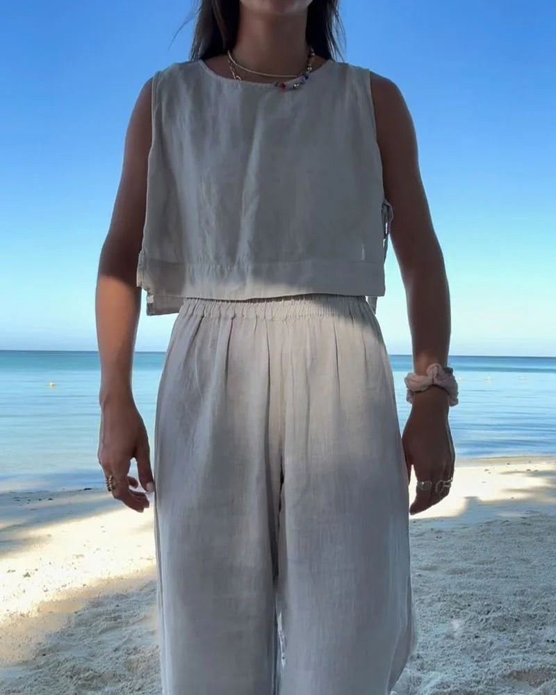 Conjunto de dos piezas compuesto por chaleco y pantalón con cordón