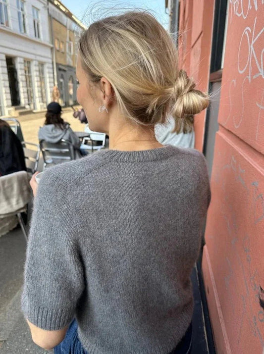 Elegante jersey de manga corta con detalle de botones en el cuello