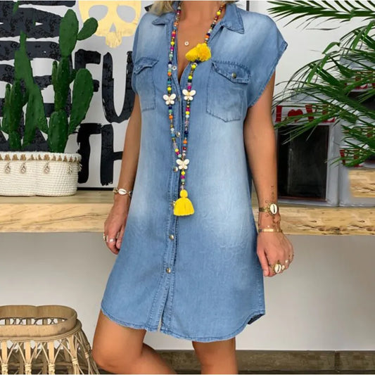 Minivestido sin mangas con cierre de botón en denim lavado