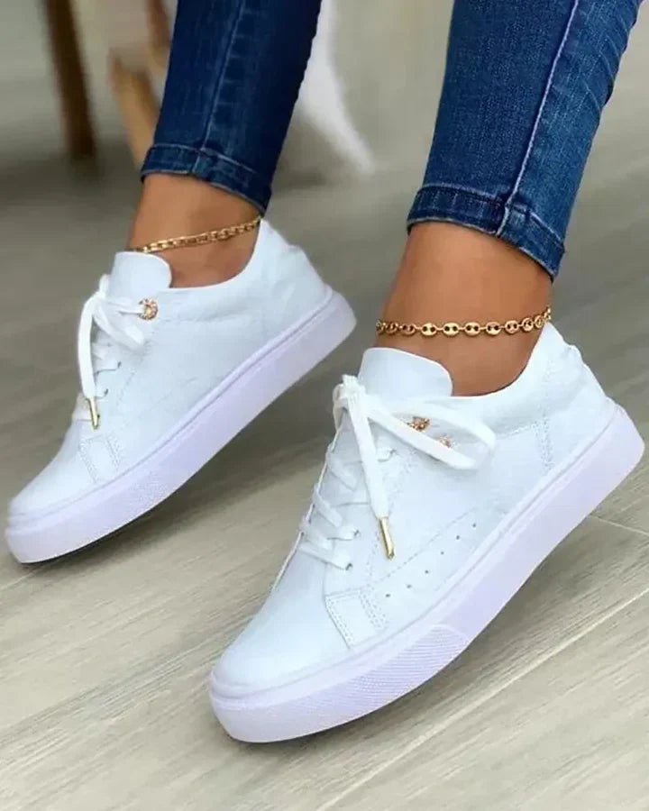 Zapatillas chic con detalles dorados