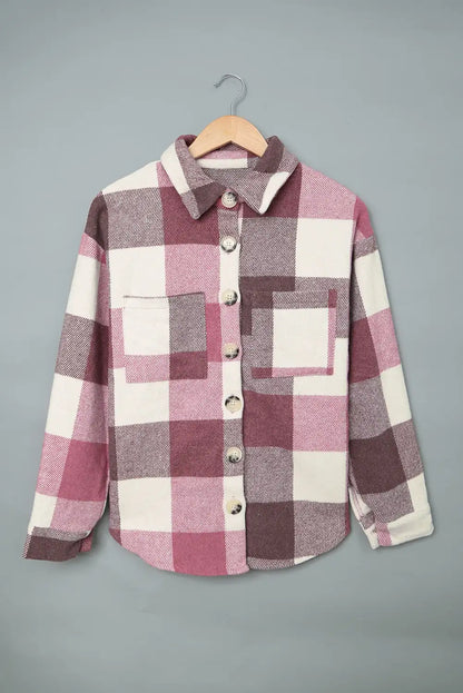 Chaqueta de cuadros caqui con bloques de color para un estilo invernal sin esfuerzo
