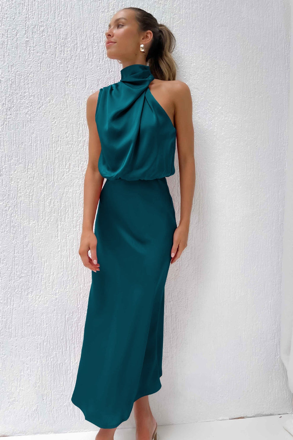 Elegante vestido largo con escote asimétrico y diseño refinado