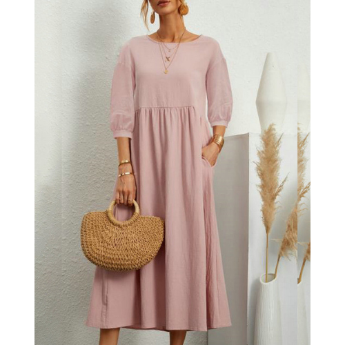 Elegante vestido de verano con smoking y detalles románticos