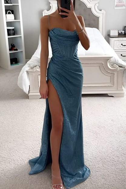 Vestido de tirantes con abertura en la parte inferior