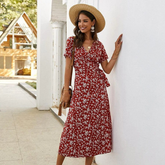 Vestido midi veraniego con mangas cortas y elegante estampado floral